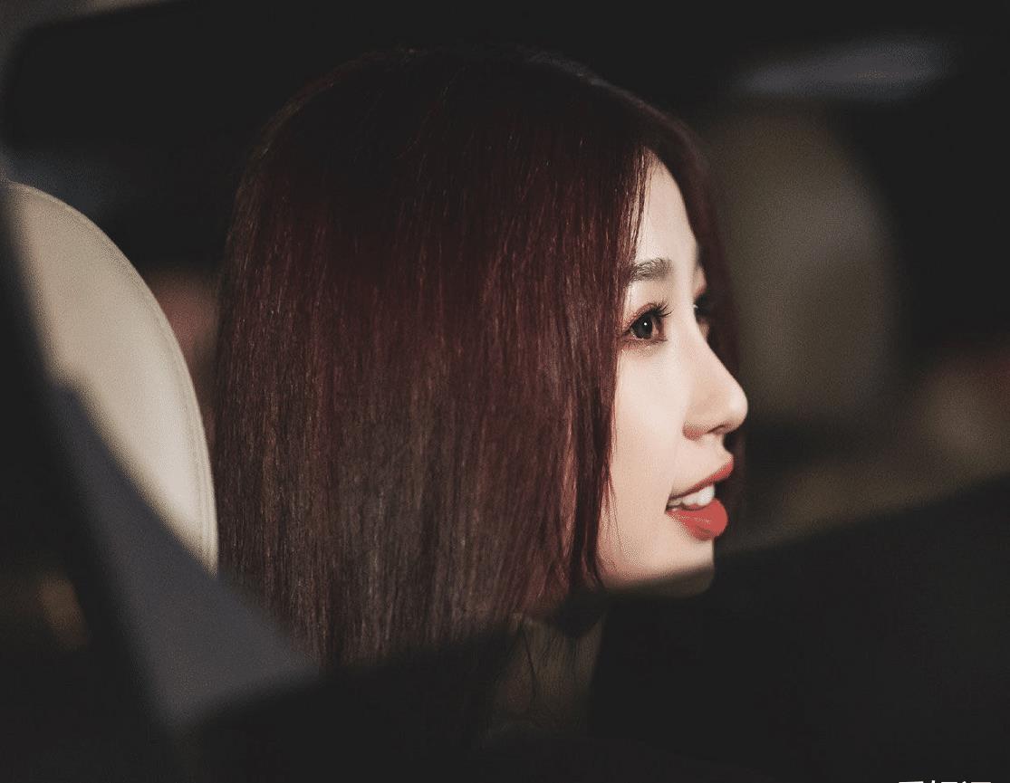 已经在车上坐好的虞书欣真是电影感满满啊,虽然只是露出了半张侧脸