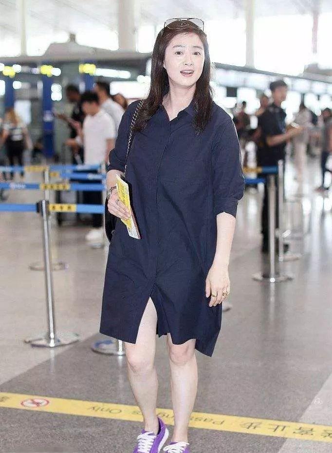 蒋欣目测得有130斤,穿刺绣裙还露三角形细腰,上身效果惊艳富态_裙子