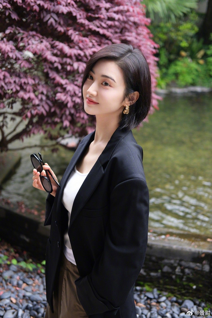 景甜周五营业照短发墨镜黑西装帅气随性