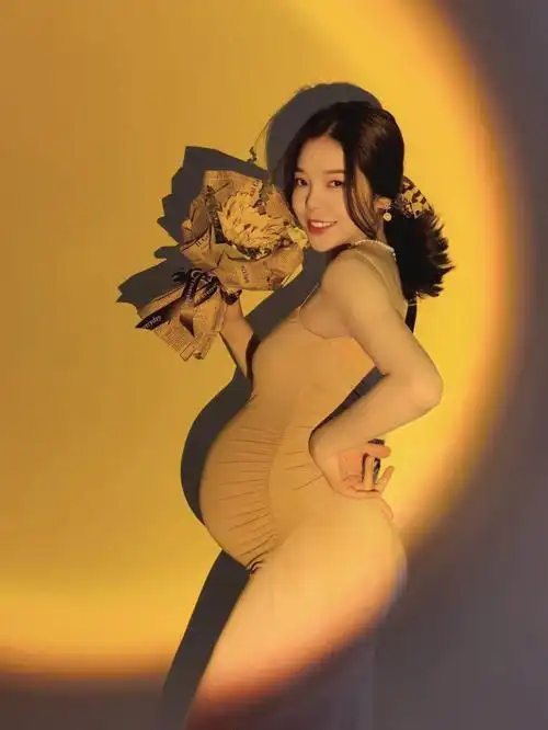 28w时去摄影工作室拍了孕妇照,那会儿肚子还不是很大,37w 肚子非常大