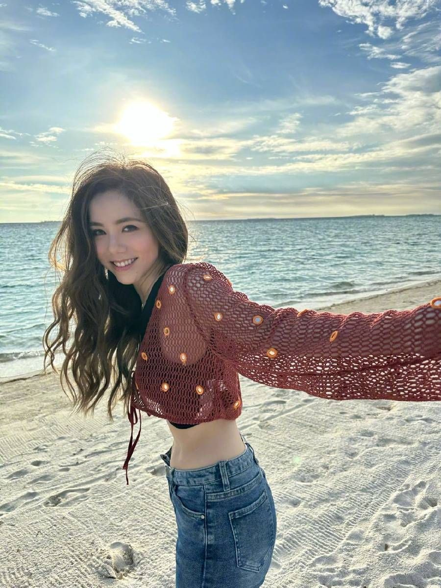 邓紫棋海滩度假照片曝光:她的笑容点亮整个马尔代夫_魅力_音乐_阳光