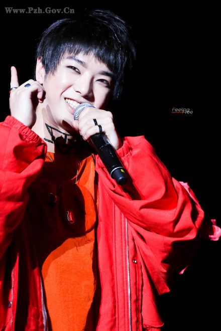 华晨宇浓妆艳抹打扮非主流