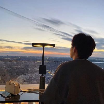 给人安全感的很有气质的男生背影头像来啦,成熟魅力的男生赶快换上这