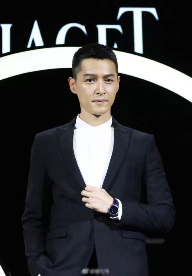 平头 黑西装!胡歌帅气现身笑称:一回来就打工