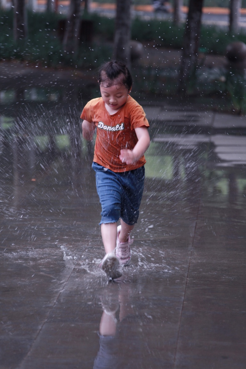 雨中奔跑的小女孩
