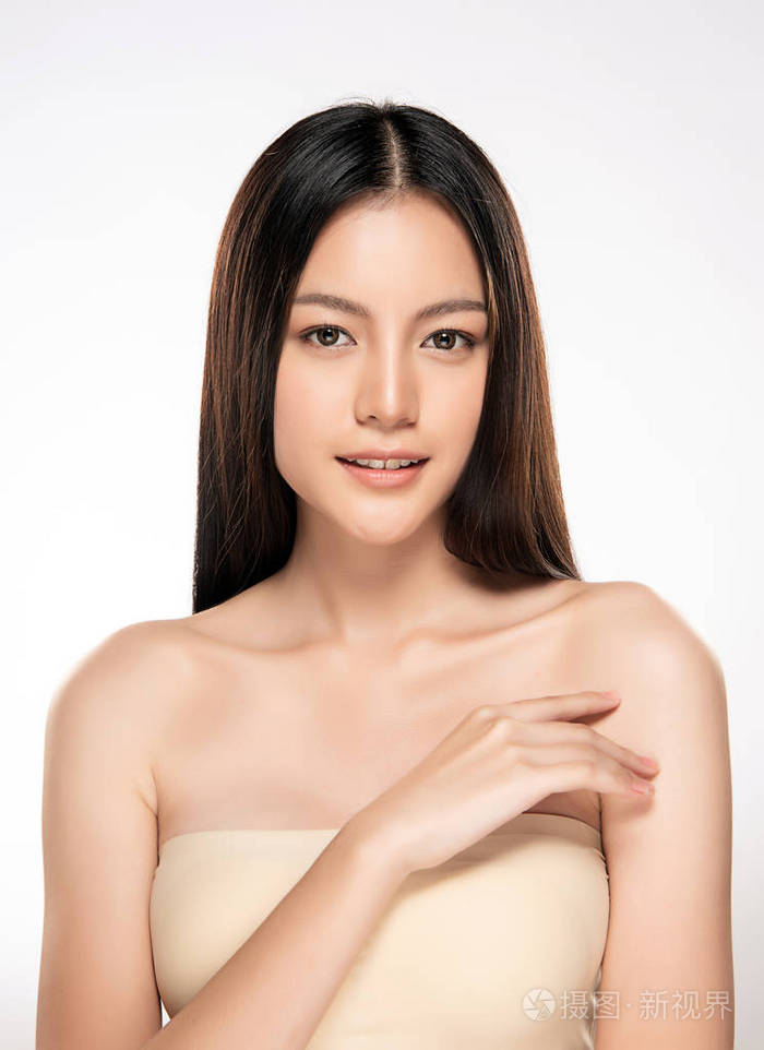 美丽的年轻亚洲女人干净清新的皮肤外观女孩美丽的脸护理面部治疗美容