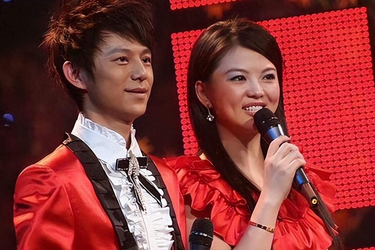 何炅在湖南卫视也算是站稳了脚跟,或许是受到了李湘的影响,何炅再往后