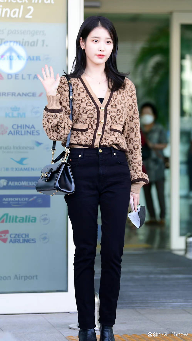 生图yyds!iu李知恩走机场美图被拍,简约的秋季穿搭美到骨子里