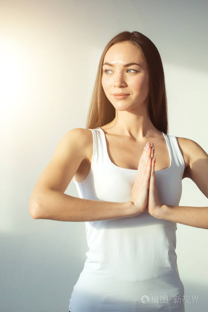 练习瑜伽和冥想的女人, 手捧手掌合十手印
