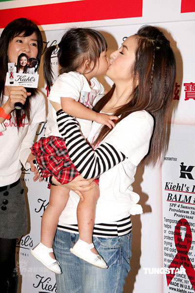 组图林依晨亲吻艾滋女童双手吃力抱起胖宝宝