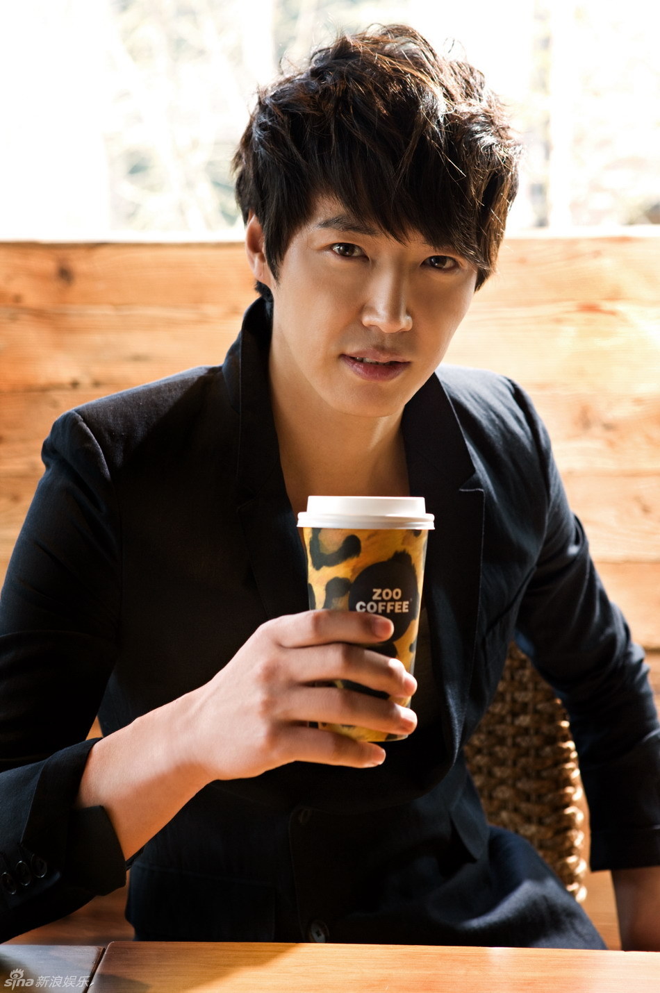 高清组图:韩星尹相铉咖啡广告 惬意午后迷人温暖_高清图集_新浪网