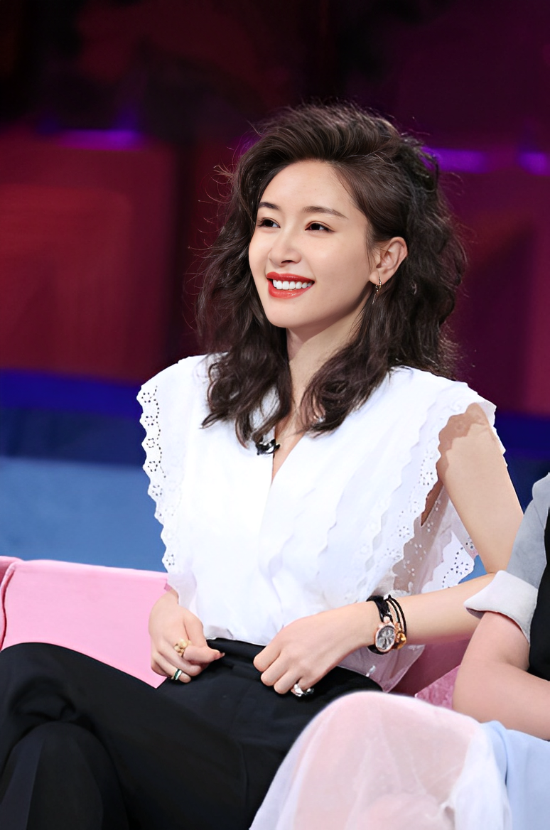 王子文icon卷发偏分的发型很有气质! 这次的款式终于对上了!