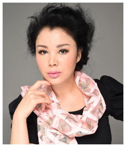 她凭一角红遍大陆,被富商看中后,又遭抛弃,如今变成亿万富婆!