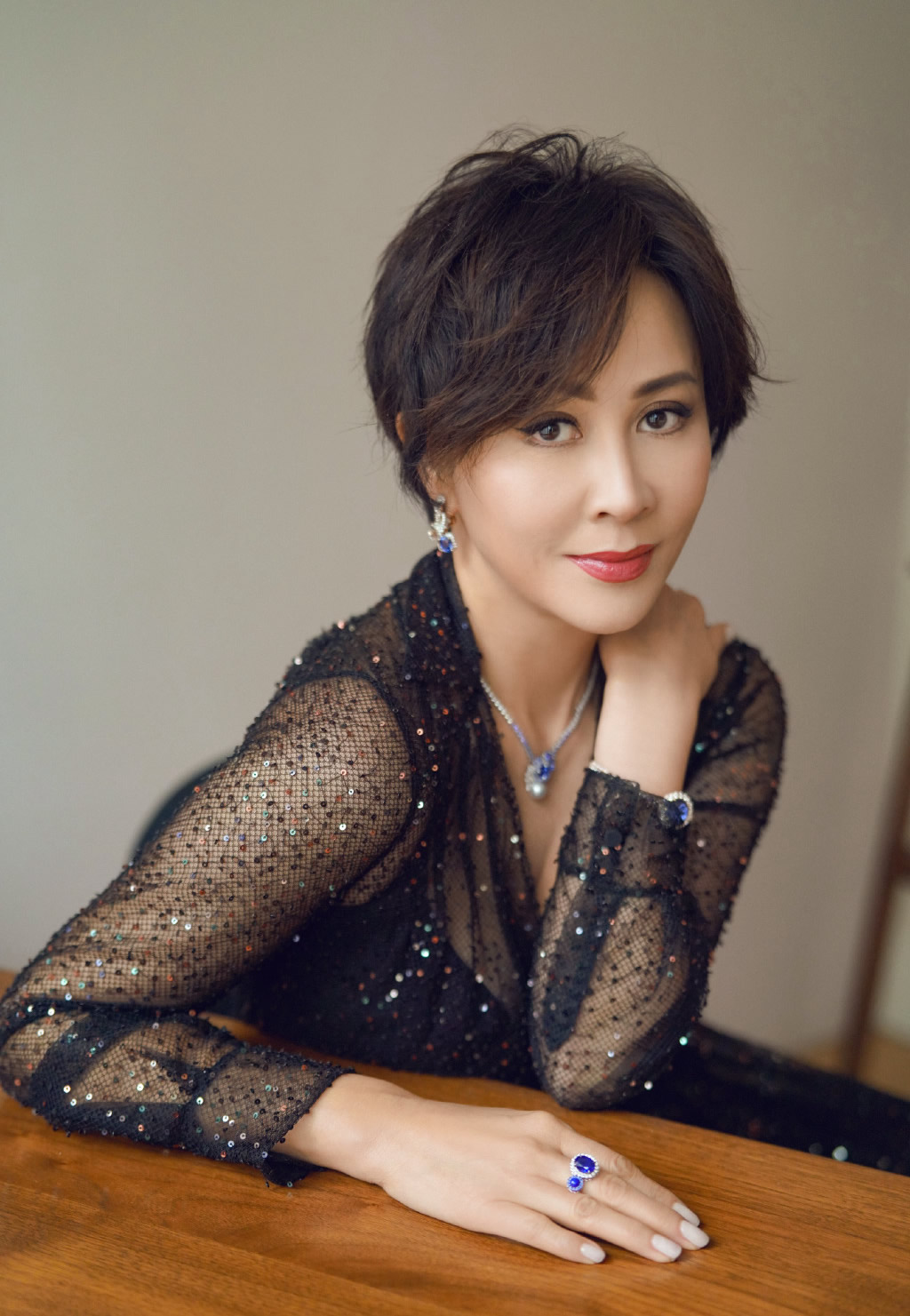 原创55岁刘嘉玲状态真好黑白格纹风衣配白色短靴恬静优雅有韵味