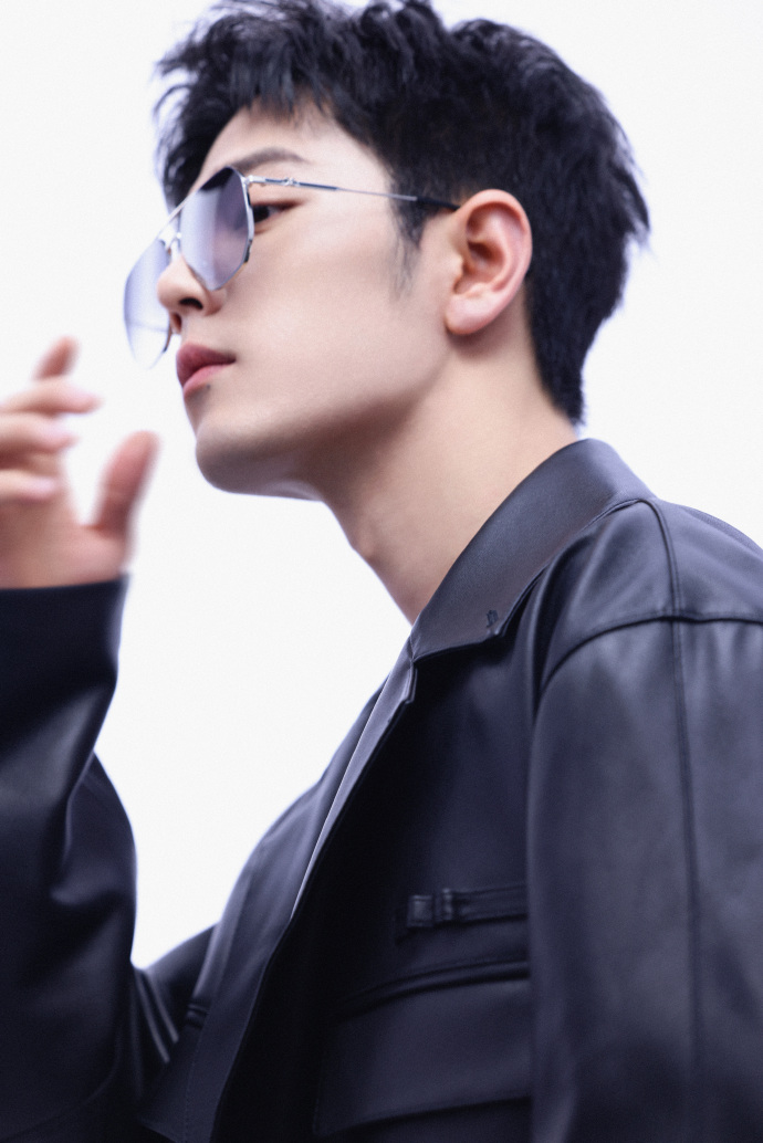 肖战工作室发了15宫格#肖战,戴眼镜最好看的男人90