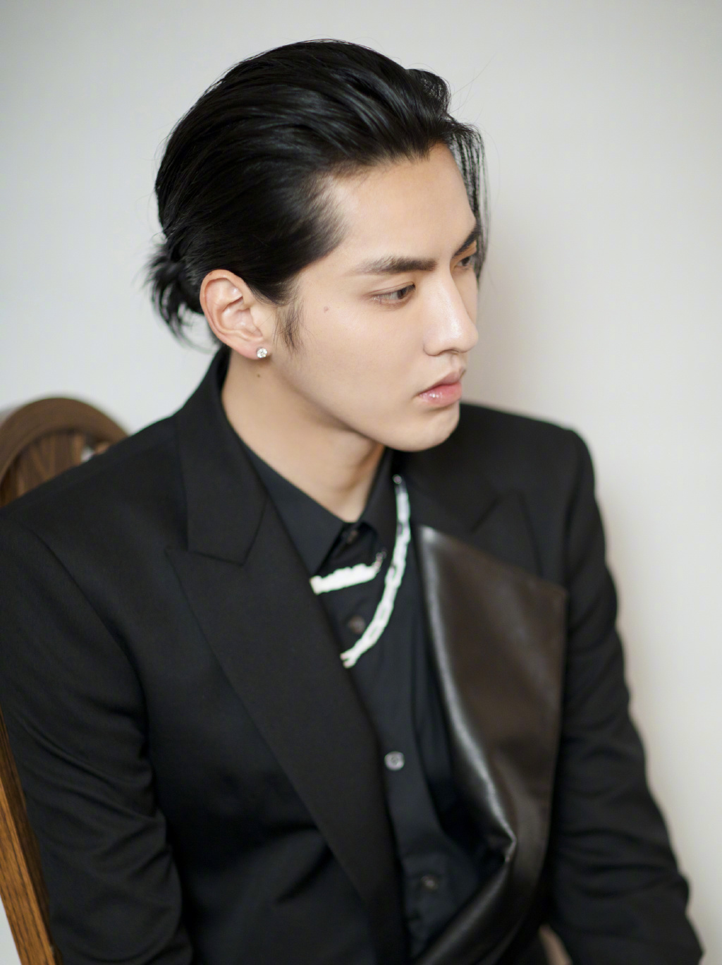 吴亦凡西服蓄发帅气写真图片