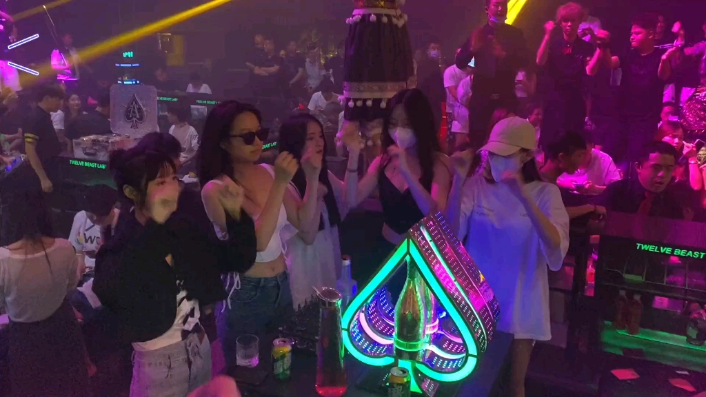 酒吧美女蹦迪现场视频,太燃了