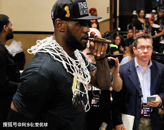 詹姆斯抽烟有总裁范,科比抽烟像大哥,看到奥尼尔抽烟哈哈哈