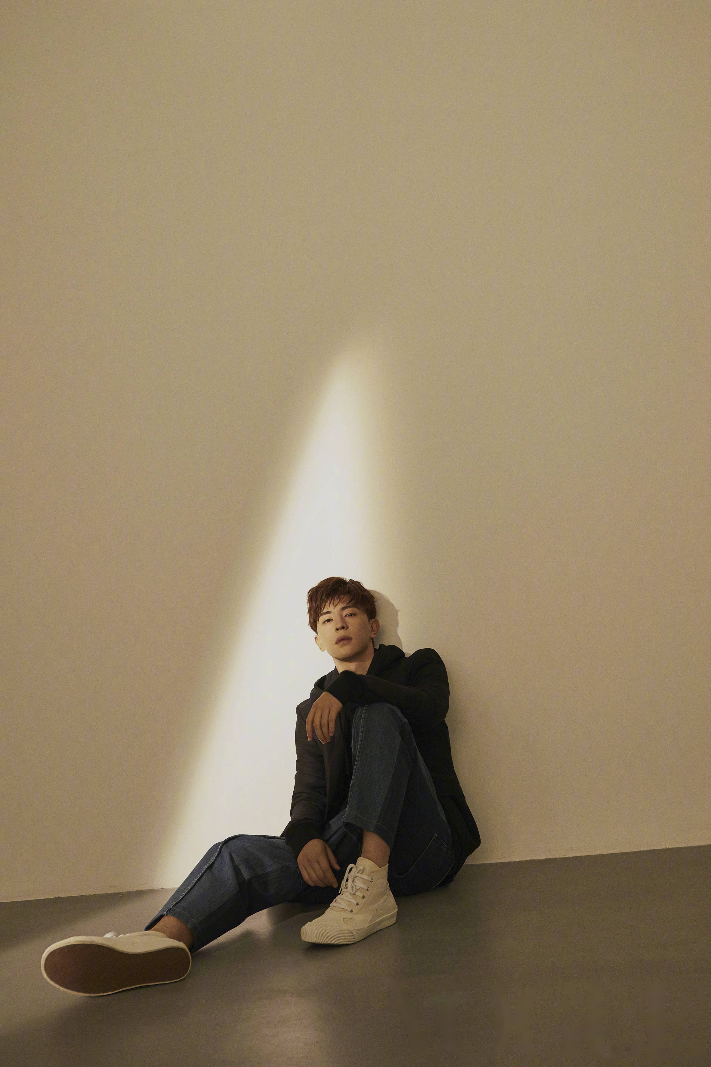 邓伦杂志大片曝光,慵懒随意不失优雅,少年感与绅士气质完美融合.