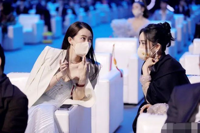 原来她和杨幂袁姗姗住同一个寝室