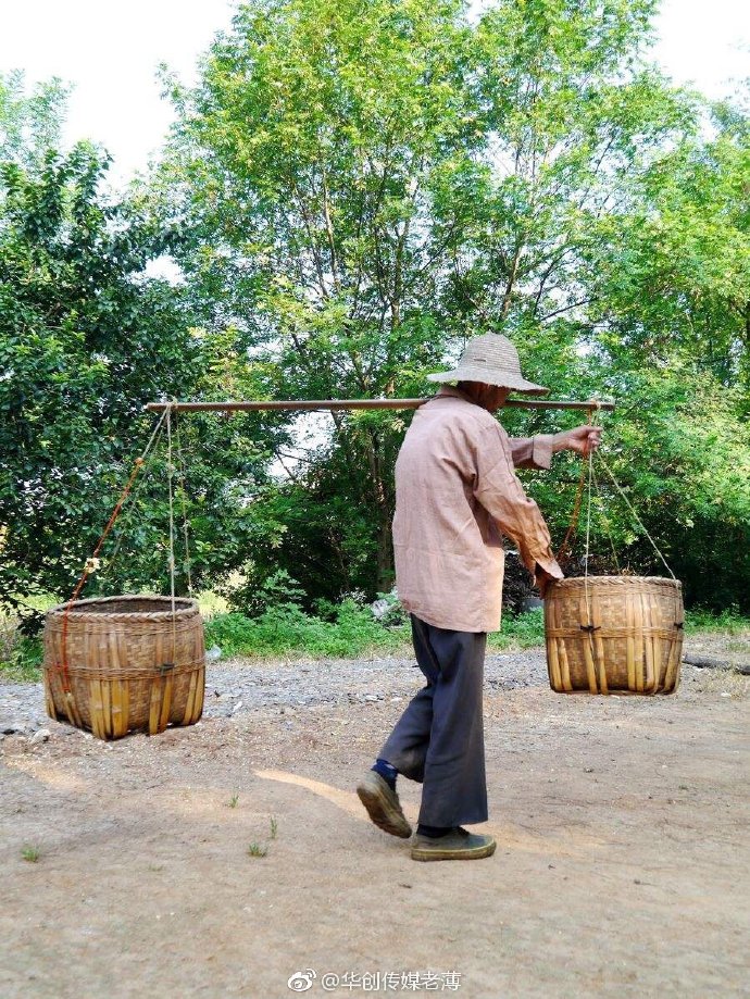 失去一卖瓷碗的老人挑着扁担在路上走着,突然一个瓷碗掉到地上摔碎了