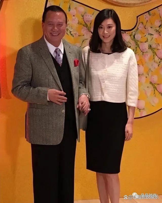 65岁万梓良真有福气!带小16岁娇妻亮相笑开了花,老婆漂亮优雅