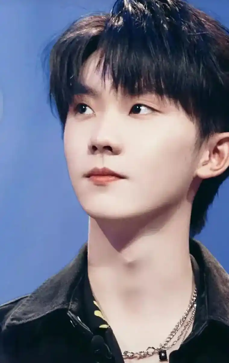 他叫马嘉祺,2002年12月12日出生于河南郑州,血型o,射 - 抖音