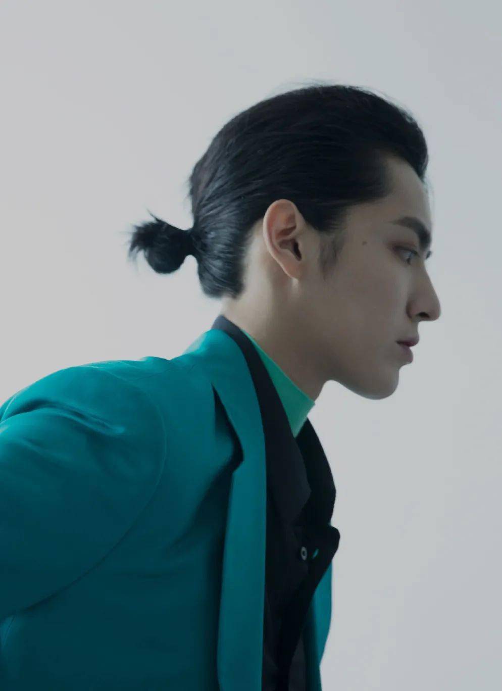 从短发背头,到中长发背头,再到长发扎小辫子的英伦背头,随着头发长度