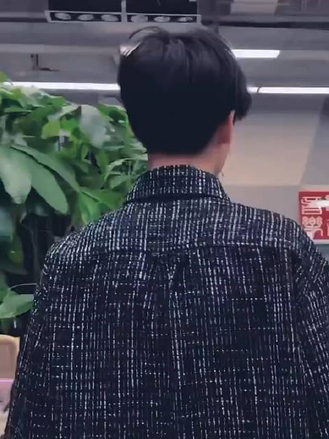 张真源陪你长大全记录花间来客#张真源这个背影好有安全感啊渡毙