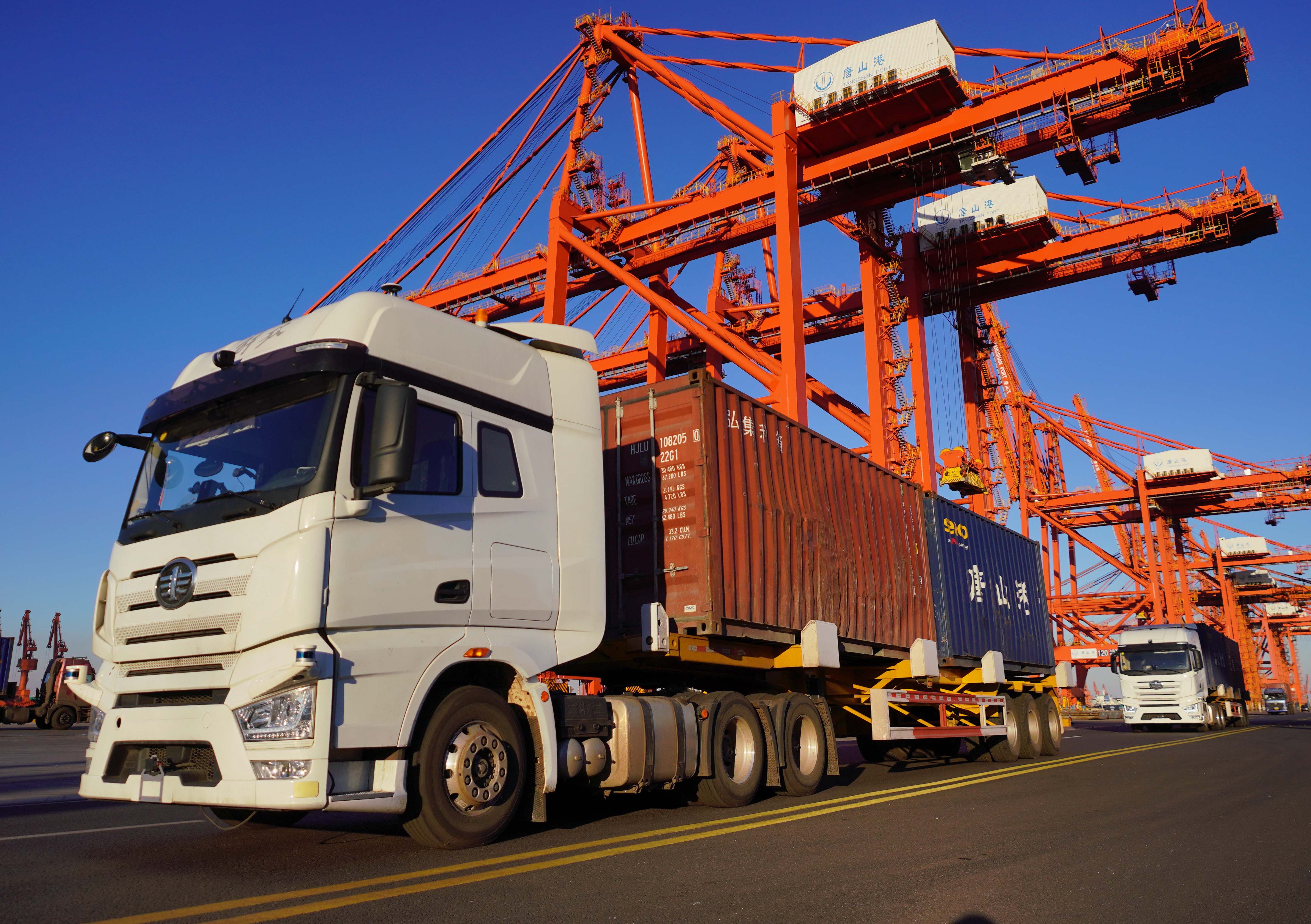 唐山港无人驾驶集装箱卡车投入试运行(3)