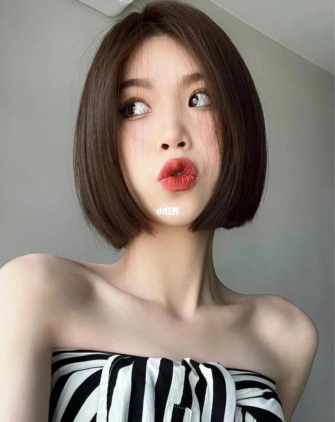 气质性感的中分直短发几乎是不挑人的,尤其是脸宽的女生也能驾驭哦