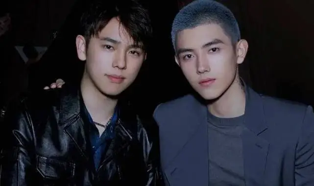 陈飞宇晒童年合照为陈凯歌庆生,父子相依,小家伙眉清目秀像极了妈妈