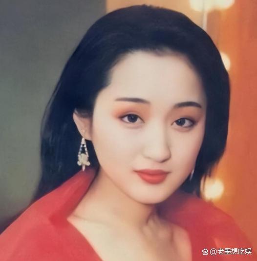 杨钰莹,被誉为"甜歌皇后",以动听的歌声演绎了一系列经典歌曲,如