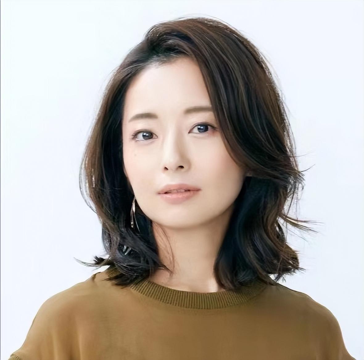 女人到了四十岁,选对发型比长得漂亮更新的,短发和锁骨发最洋气_刘海