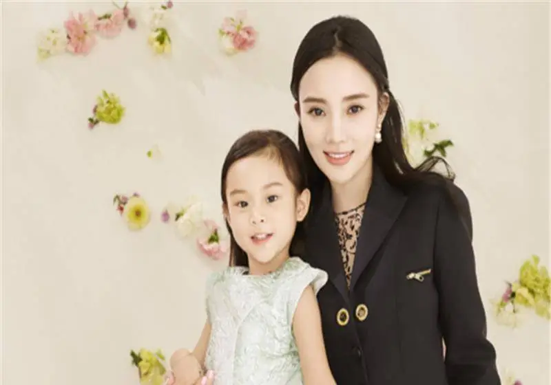 李小璐带甜馨游故宫身穿亲子装十分温馨长大后的甜馨很优秀