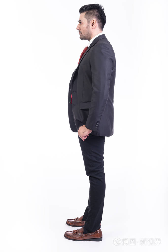 英俊的年轻印度商人在西装肖像, 手在口袋里看.全长侧面拍摄