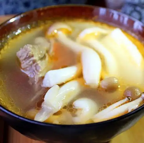 做法:排骨切块过水去血水.蟹味菇洗净备用.排骨先入锅炖.