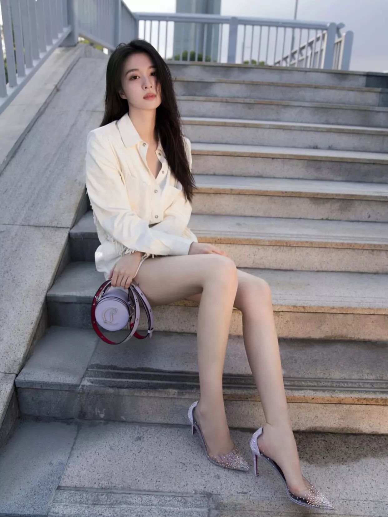 王楚然气质真好 街拍造型时髦有范,秀出大长腿更是吸睛,飒爽不失女人