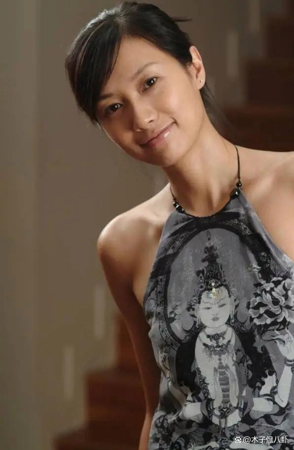 风情才女徐静蕾早期照片,皮肤有点黑,但她还是当之无愧的女神!