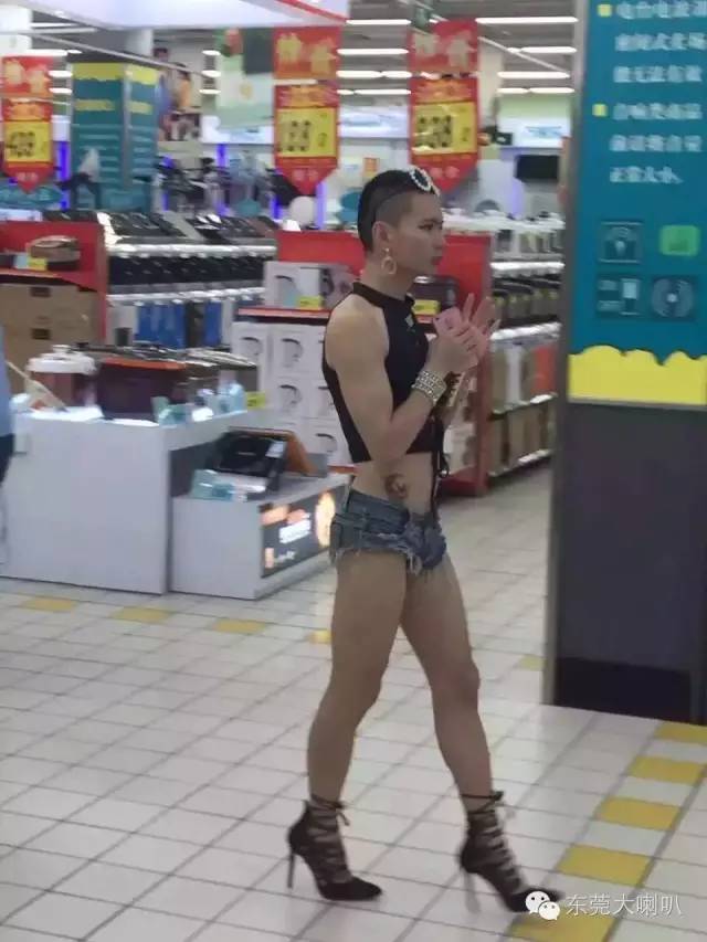 红遍广东的"深圳妖男",近日在广西被上百名警察生擒了!