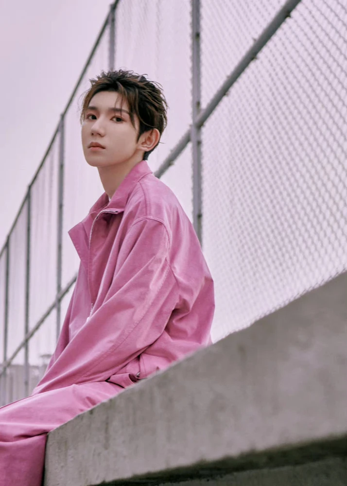 粉色系王源上线重回演值巅峰新发型又奶又飒