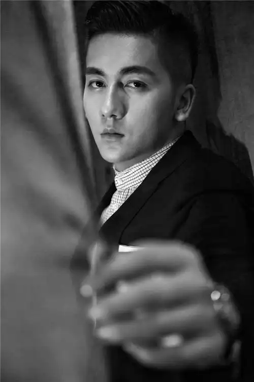 康磊最新写真 冷峻侧颜媚惑众生