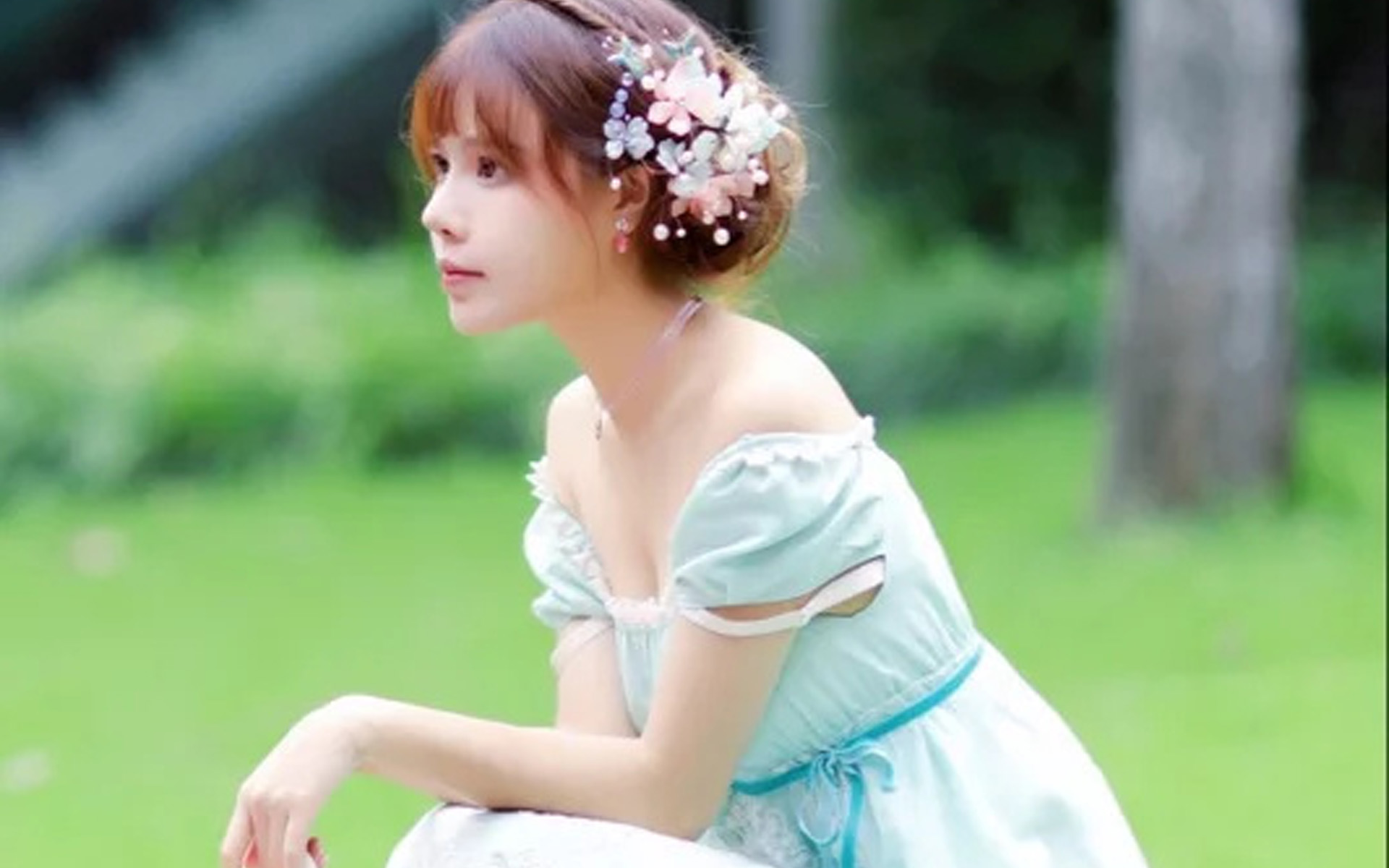 一组古风美女梦幻唯美写真图片桌面壁纸,图片中的女孩大眼睛,可爱俏皮