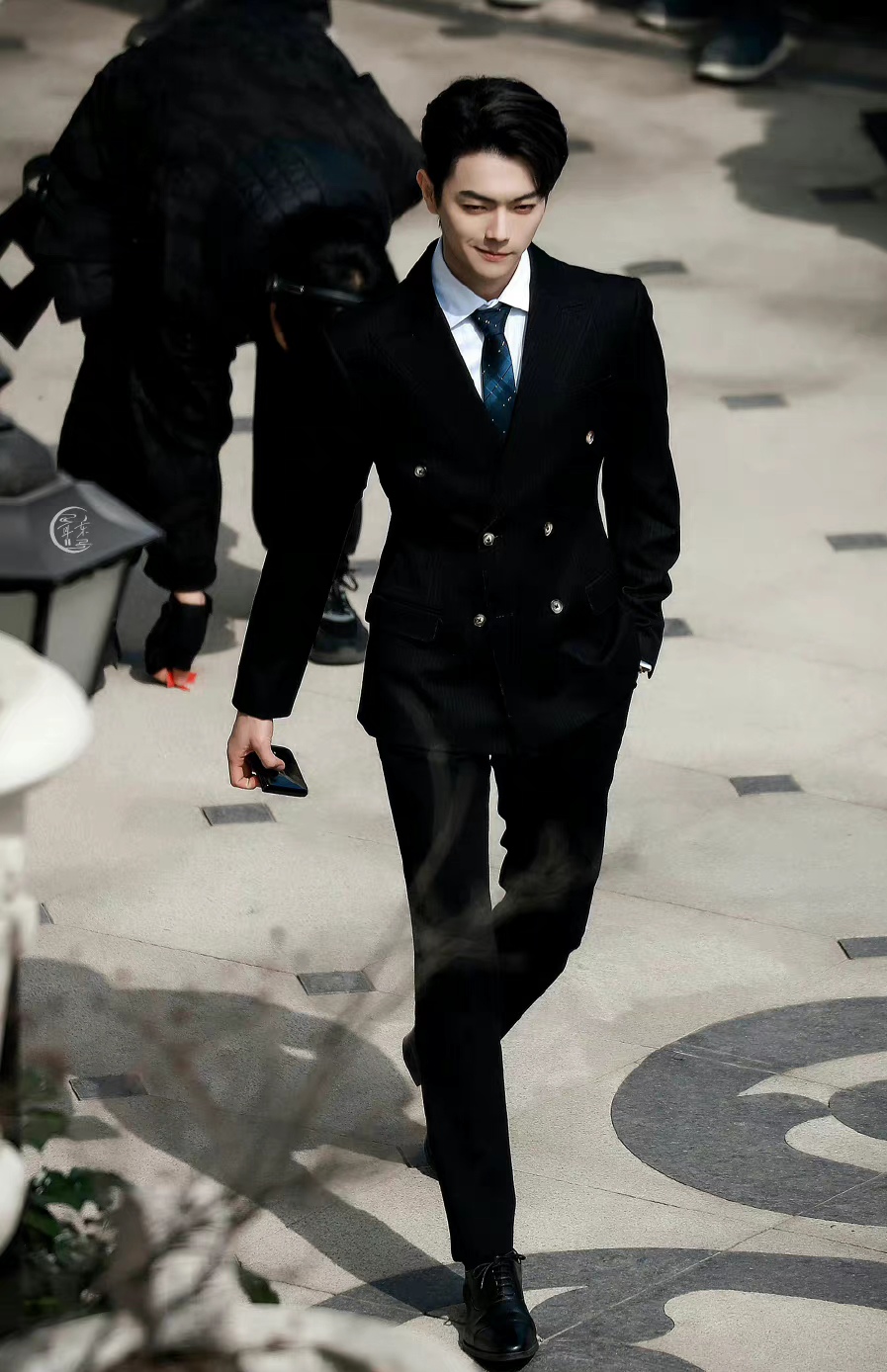 许凯晒腹肌照,网友的关注点却全在那摸红色上,这批粉丝不好带啊.