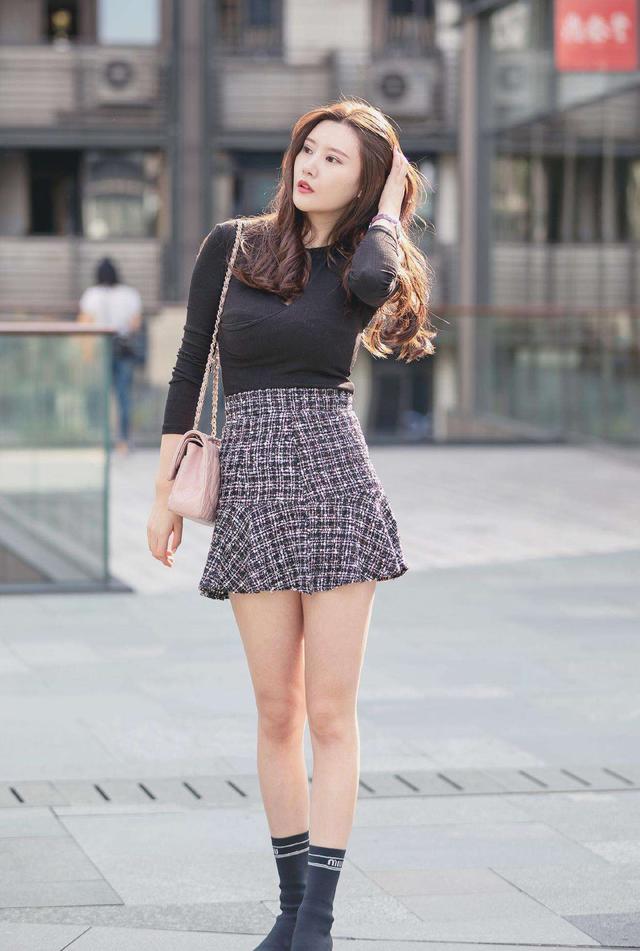 裙子便是这个季节里非常主流的穿搭单品,每个女生都希望通过裙子来