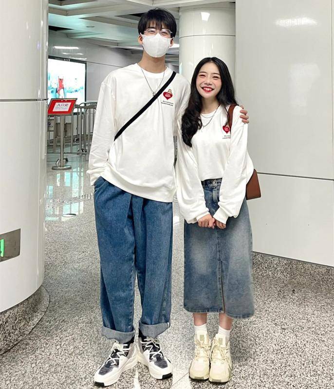 高颜值情侣穿搭,158女友和178男友甜蜜同框,越看越般配_显高_线条