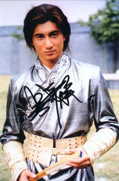 53岁吴奇隆带儿子逛商场,5岁步步可爱帅气,刘诗诗公公罕见现身