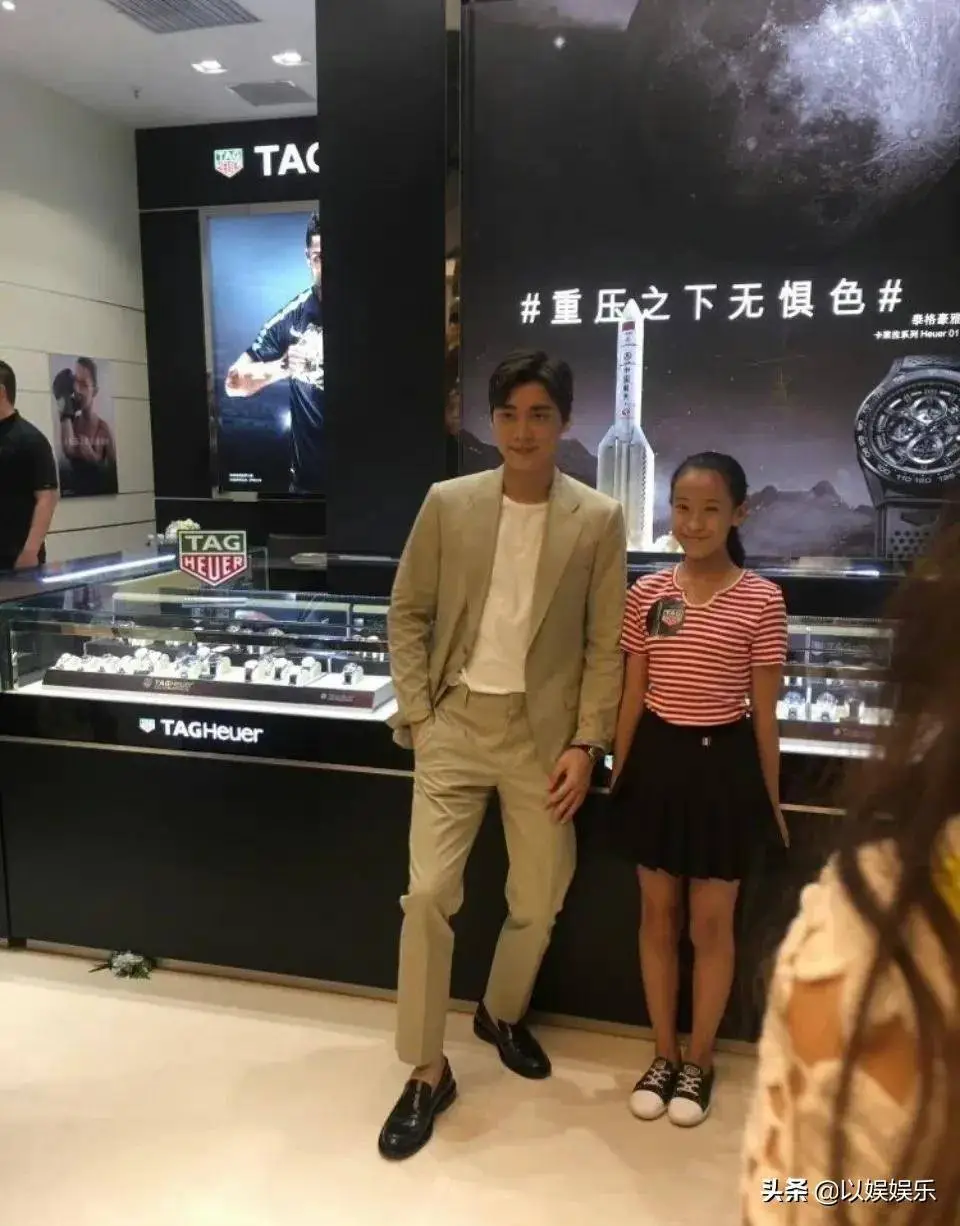 但是后排有很多女性演员,于是,李易峰再次亮出"绅士腿",用来保证所有