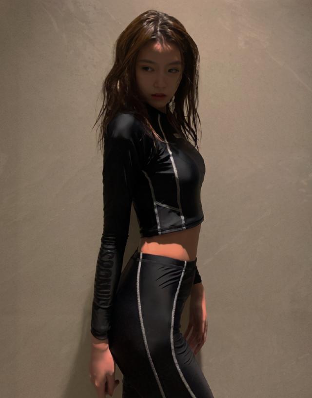 半藏森林微博放出紧身泳衣性感照片!王思聪评论:"真不怪刘阳"