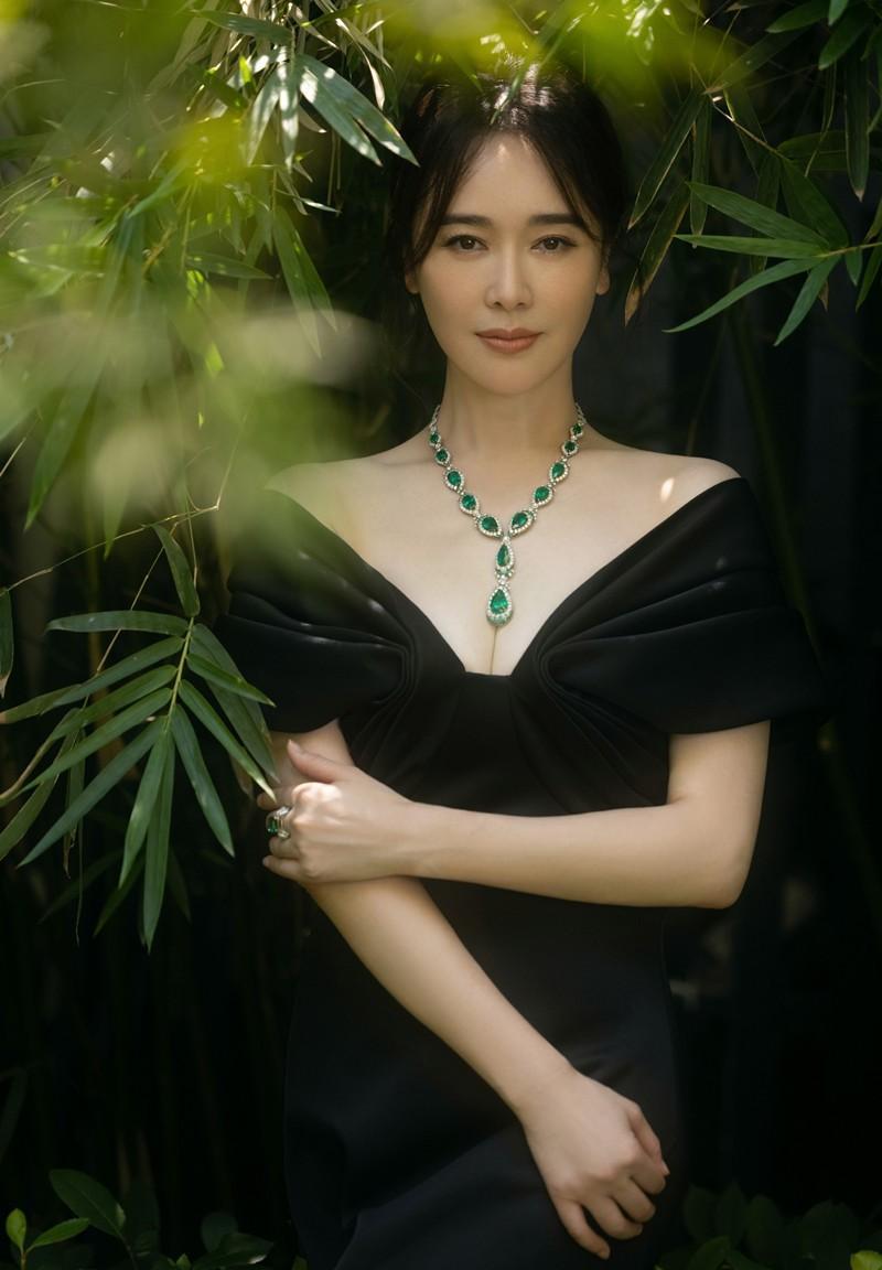 左小青终于肯秀身材了!深v裙装扮成贵妇,与往日的清纯气质大不相同_的